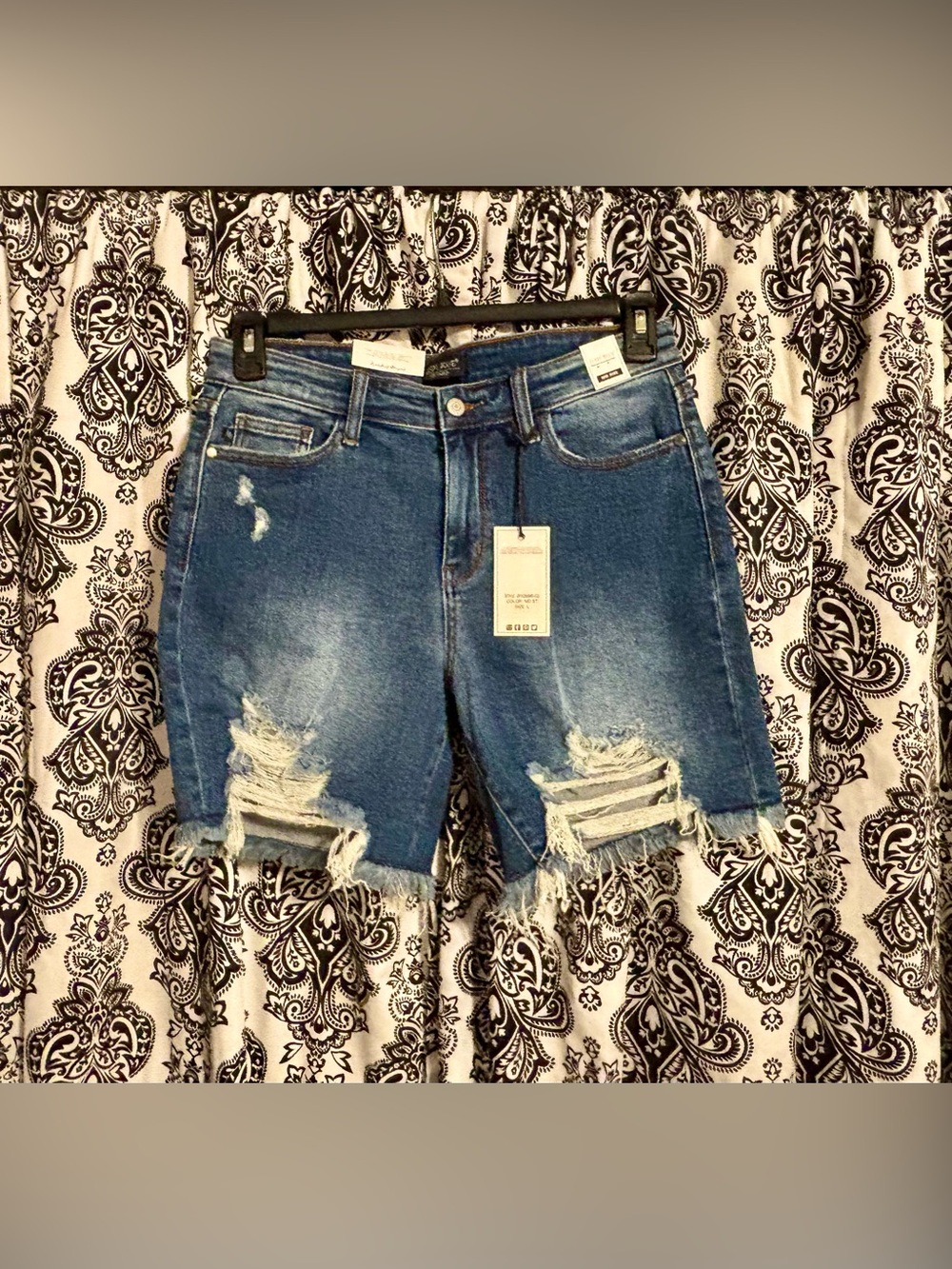 NWT Judy Blue Distressed-Frayed Hem Medium•Wash Blue Jean Shorts